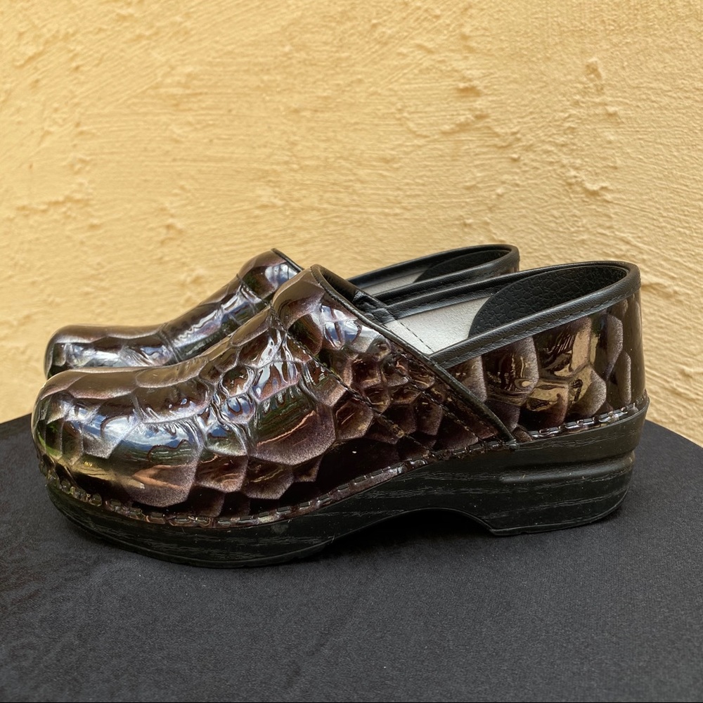 Dansko Clogs size 6 women’s